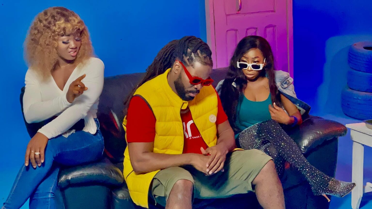 Après avoir vu le tournage de son clip saboté par sa femme, LKM change de stratégie