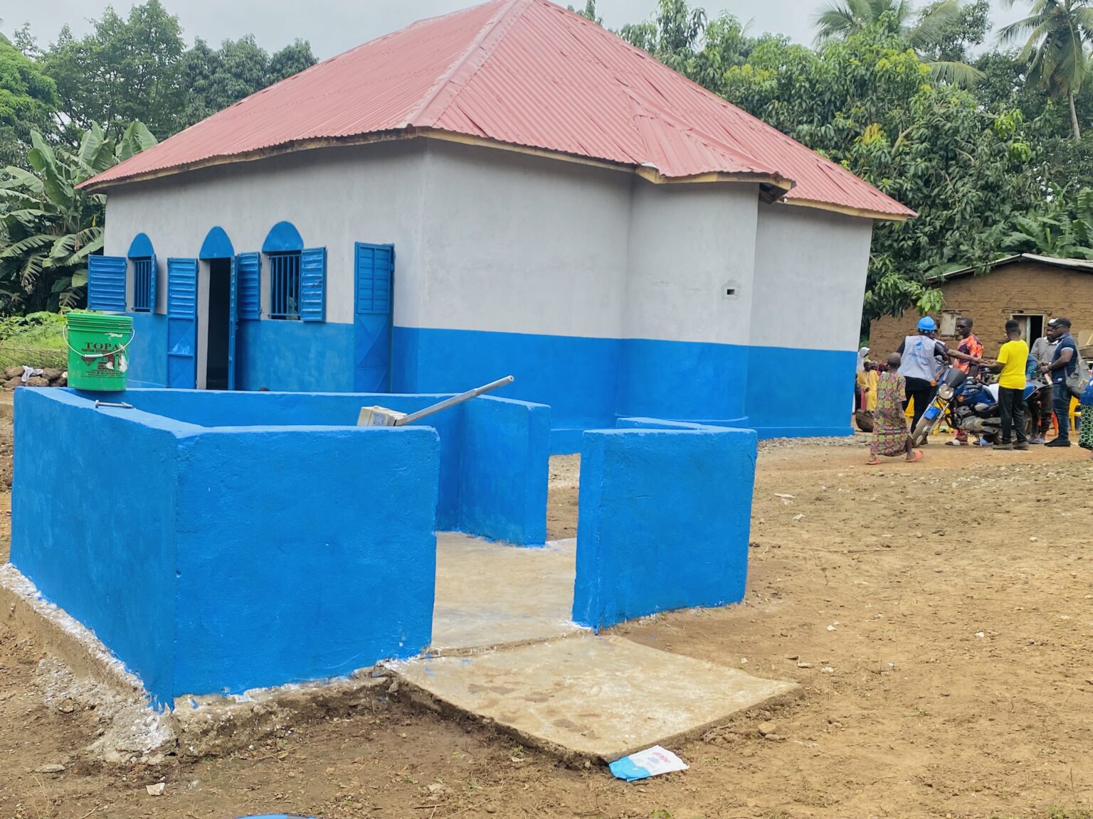 Forecariah: l’ONG LA BARAKA construit une mosquée avec un forage pour la population de Toumanyah