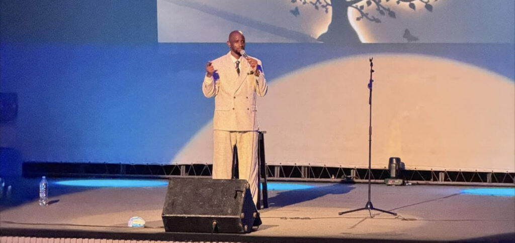 Bappa Oumar premier humoriste de stand-up à faire le plein du palais du peuple
