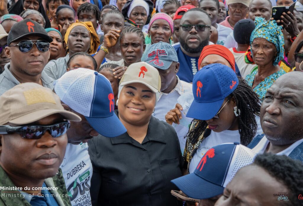 La ministre Fatima Camara dans les marchés de Dubreka pour démarrer la campagne pour le ‘’Oui’’