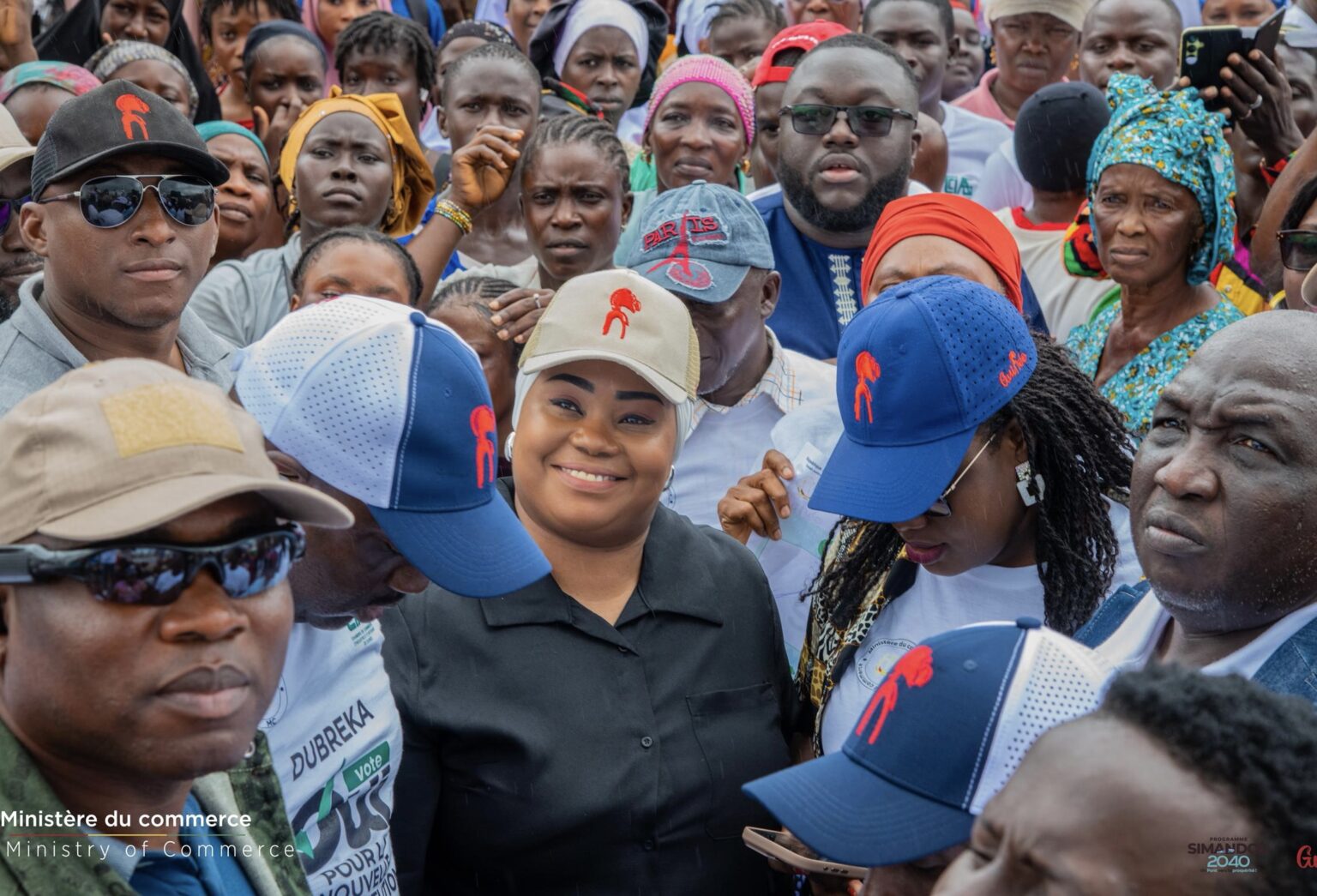 La ministre Fatima Camara dans les marchés de Dubreka pour démarrer la campagne pour le ‘’Oui’’