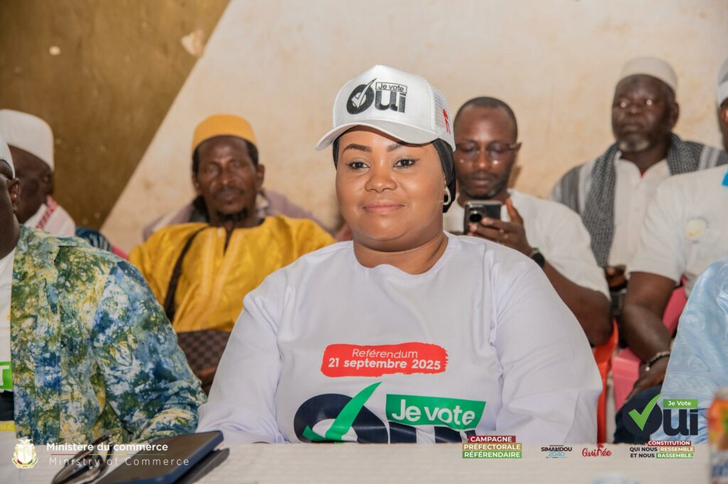 Dubréka : La Ministre du Commerce, Fatima CAMARA, sillonne les localités pour sensibiliser au référendum